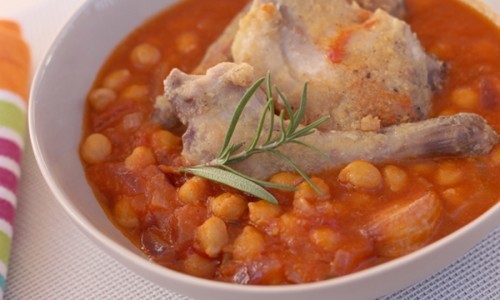 Garbanzos con tomate y liebre.