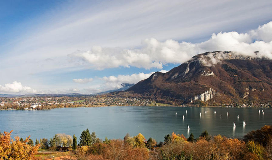 imagen 1 de Bienestar con vistas al lago Annecy en los Alpes: el hotel Les Trésoms.