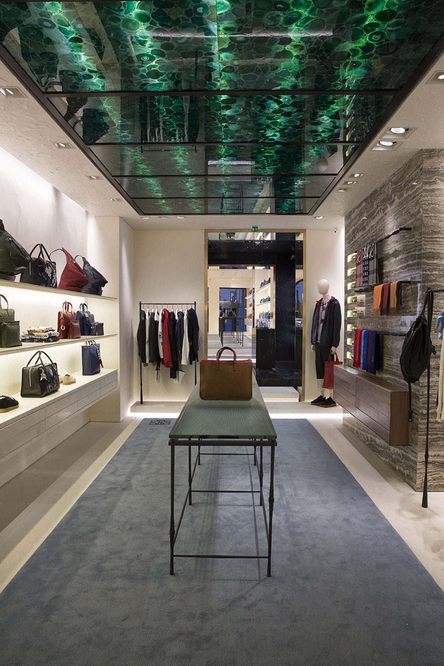 imagen 2 de Loewe abre boutique en Roma.