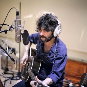 Se Estrechan En El Corazón. Quique González.