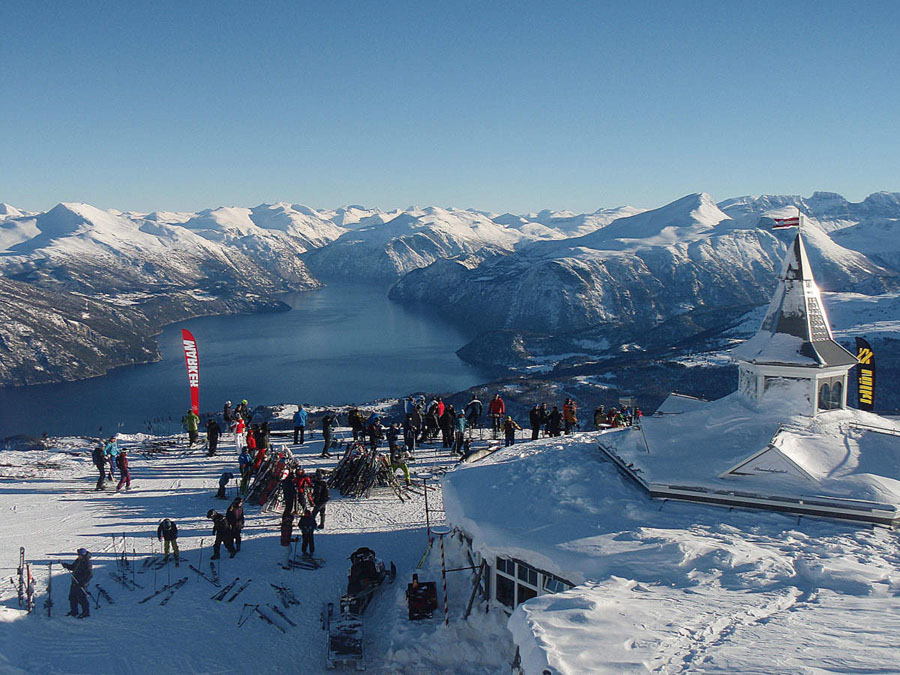 imagen 2 de Stranda, la estación de esquí frente al fiordo.