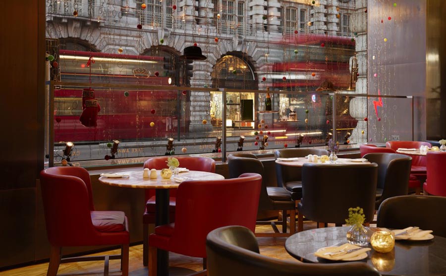 imagen 3 de Un menú solo de postres en el Hotel Café Royal de Londres.