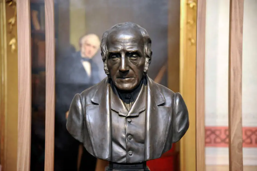 Las injurias tienen una gran ventaja sobre los razonamientos: la de ser admitidas sin pruebas por una multitud de lectores.