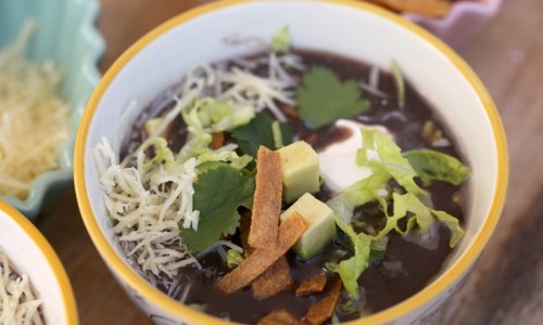 Sopa de frijoles negros.