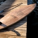 Una tabla de madera de cerezo, cedro y abeto, para amantes del paddel surf.
