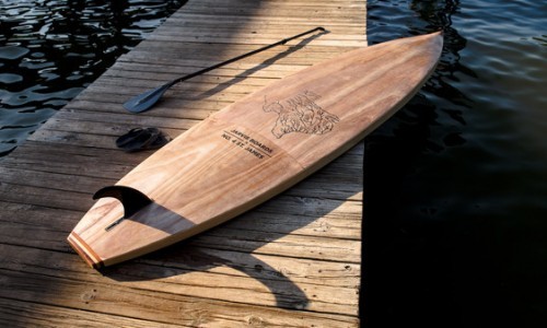 Una tabla de madera de cerezo, cedro y abeto, para amantes del paddel surf.