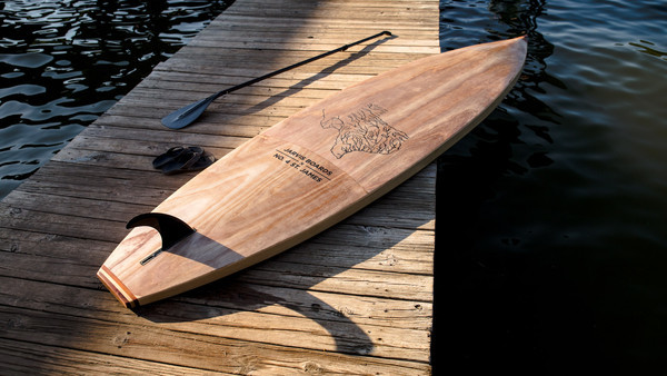 imagen 3 de Una tabla de madera de cerezo, cedro y abeto, para amantes del paddel surf.