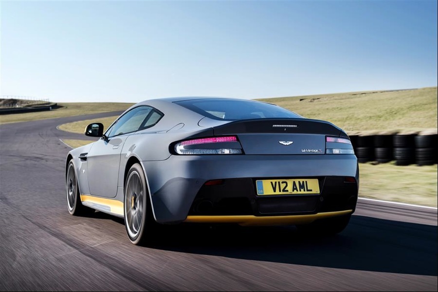 imagen 4 de Aston Martin se pone vanguardista y deportivo con el V12 Vantage S 2017.