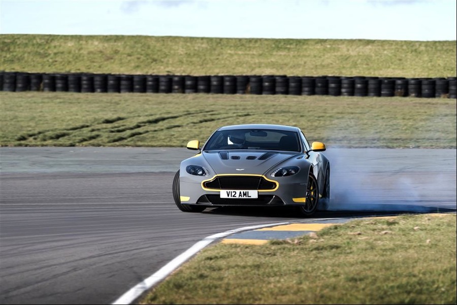 imagen 3 de Aston Martin se pone vanguardista y deportivo con el V12 Vantage S 2017.