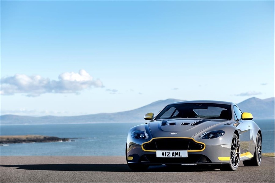 imagen 8 de Aston Martin se pone vanguardista y deportivo con el V12 Vantage S 2017.
