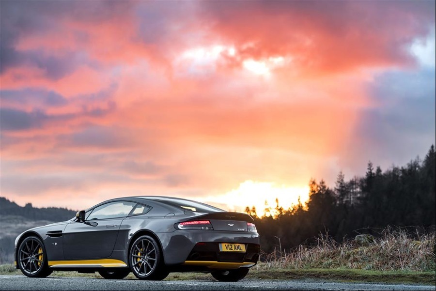 imagen 7 de Aston Martin se pone vanguardista y deportivo con el V12 Vantage S 2017.