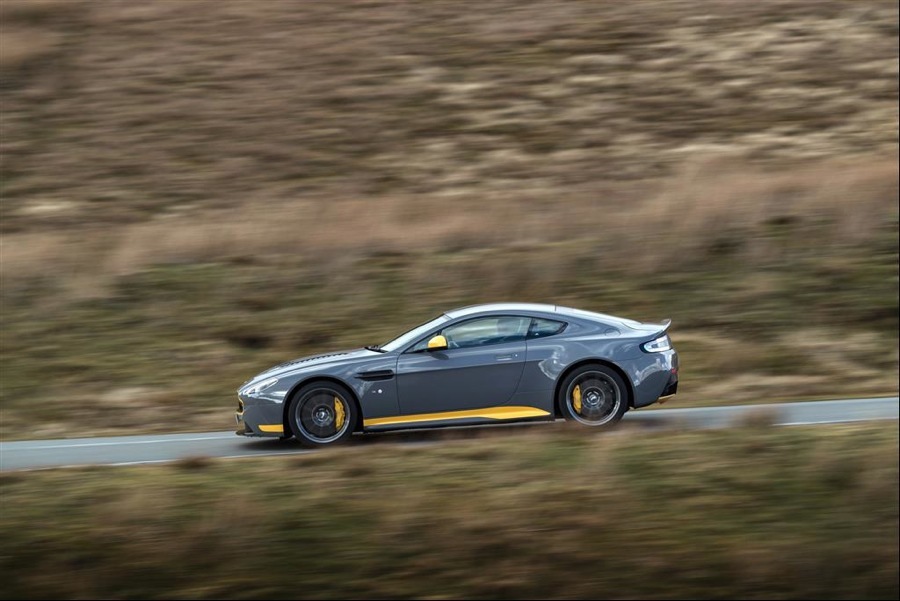 imagen 5 de Aston Martin se pone vanguardista y deportivo con el V12 Vantage S 2017.