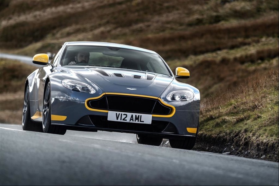 imagen 12 de Aston Martin se pone vanguardista y deportivo con el V12 Vantage S 2017.