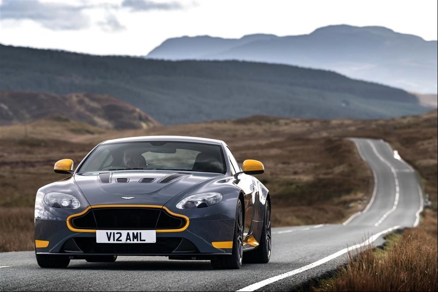 imagen 2 de Aston Martin se pone vanguardista y deportivo con el V12 Vantage S 2017.