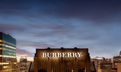 Los ingresos de Burberry caen el 1% en los últimos 6 meses.
