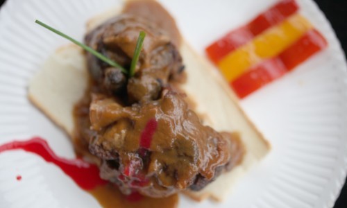 Rabo de toro con coulis de frambuesa.