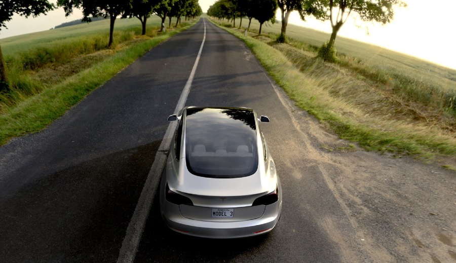 imagen 1 de Tesla Model 3, lujo accesible en 2017.