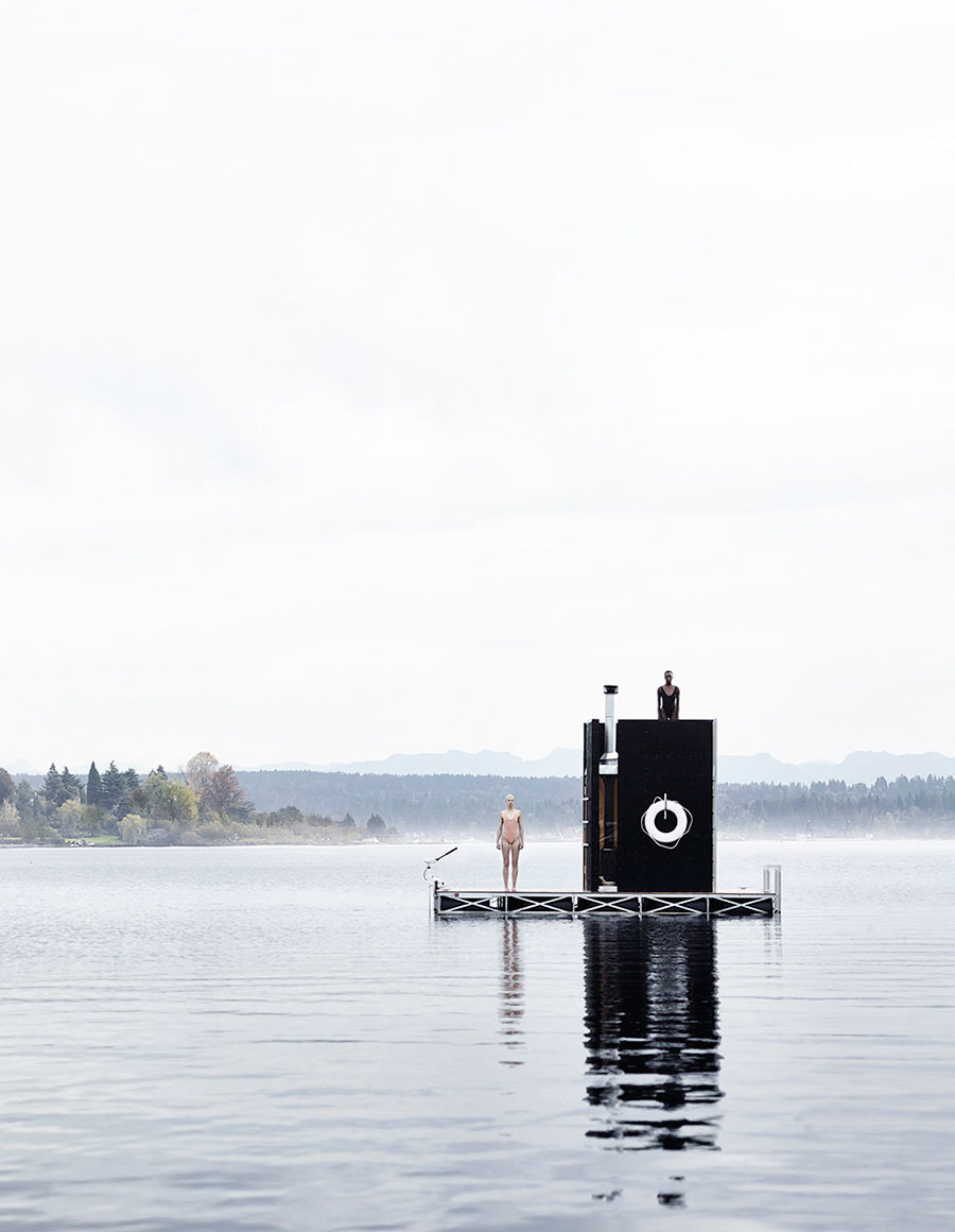 imagen 3 de Una sauna flotando en medio del lago.