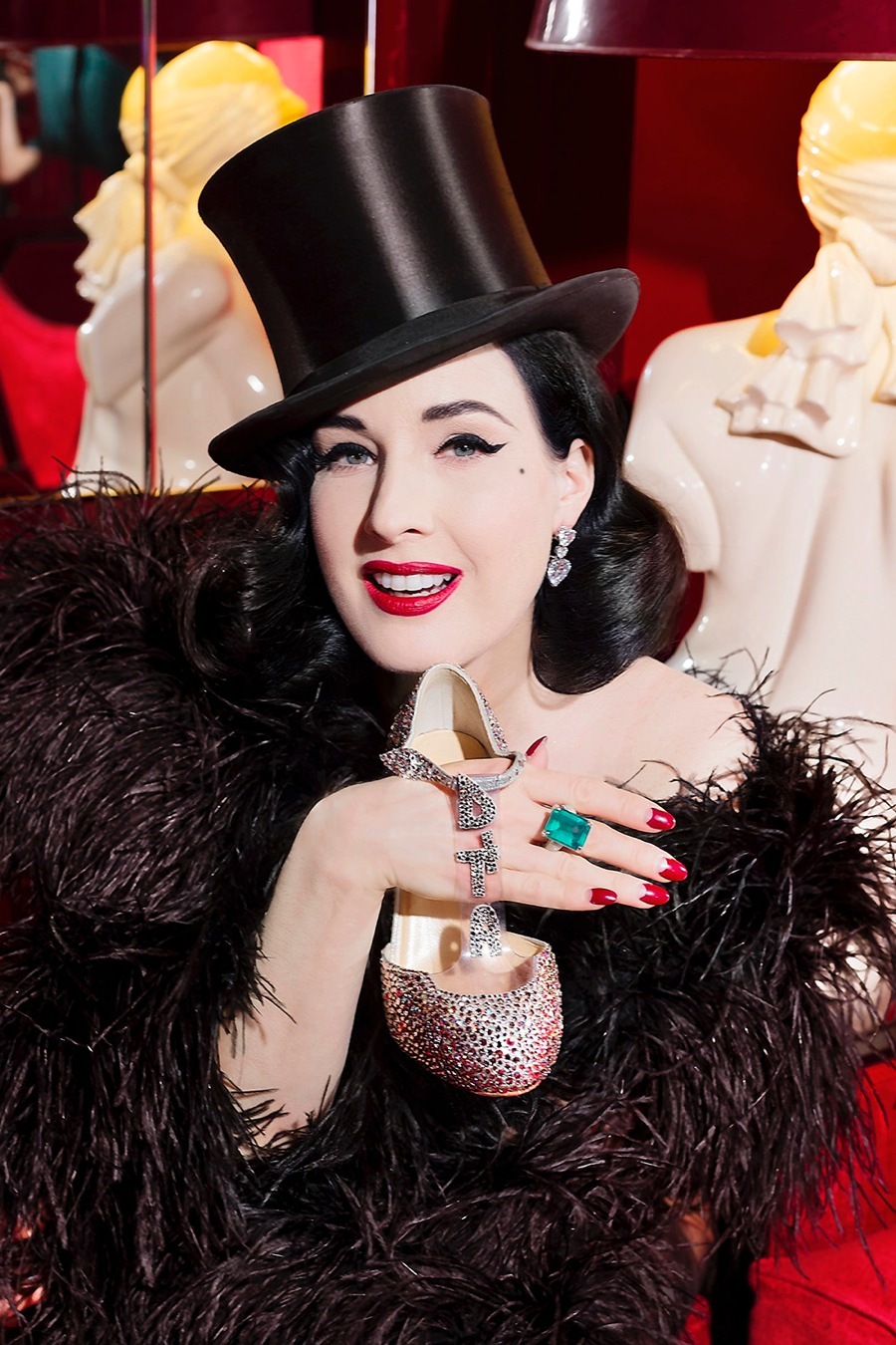 imagen 5 de Dita Von Teese provocando en Louboutin…