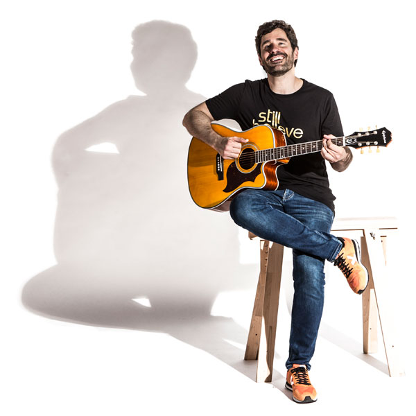 imagen 3 de El cantante Edu Quindós escribe canciones para ganarse los corazones.