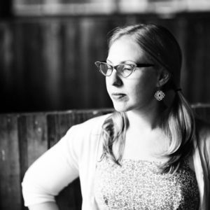 El deslumbrante brillo para componer y cantar de Rebecca Pronsky.