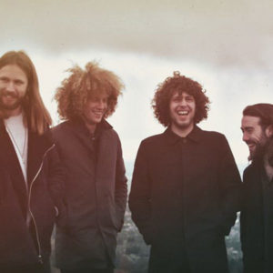 Impulsados por sus canciones, Glass Caves saltan de las calles a los escenarios y los festivales.