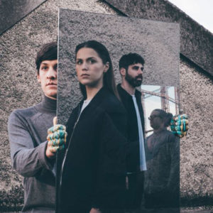 Sonidos etéreos y elegantes, fundidos de melancolía y cubiertos de ecos solitarios.