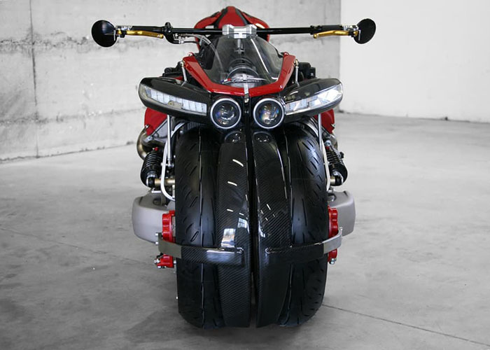 imagen 4 de Cuatro ruedas y 470 Cv de motor Maserati V8 para una moto como un relámpago.
