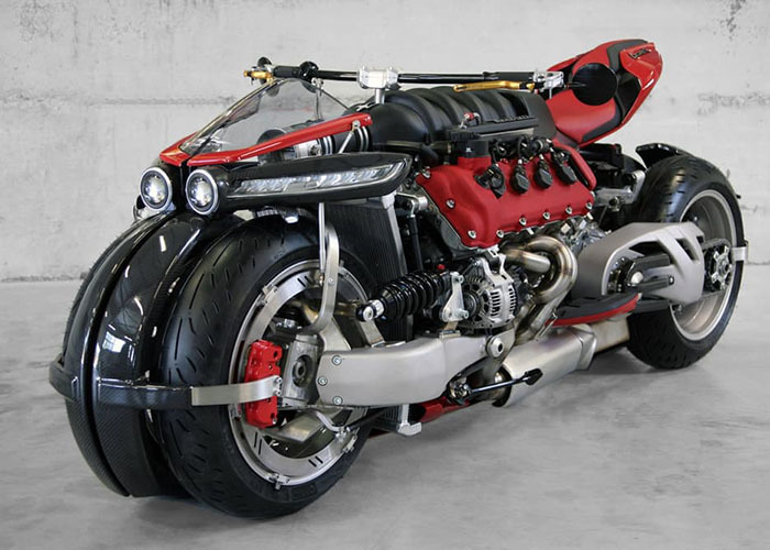 imagen 1 de Cuatro ruedas y 470 Cv de motor Maserati V8 para una moto como un relámpago.