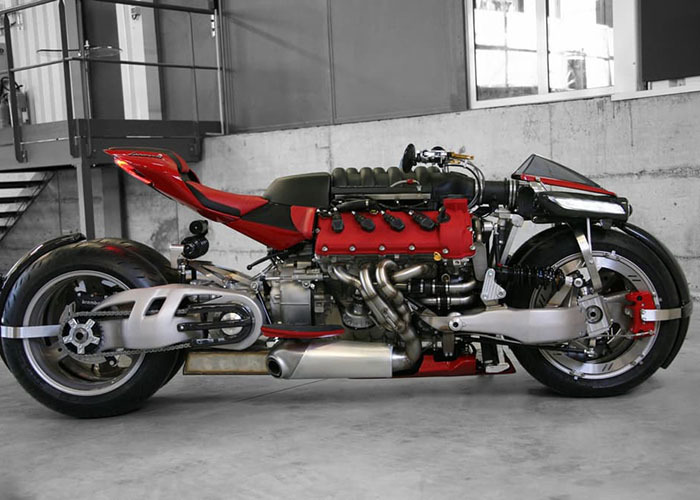 imagen 5 de Cuatro ruedas y 470 Cv de motor Maserati V8 para una moto como un relámpago.