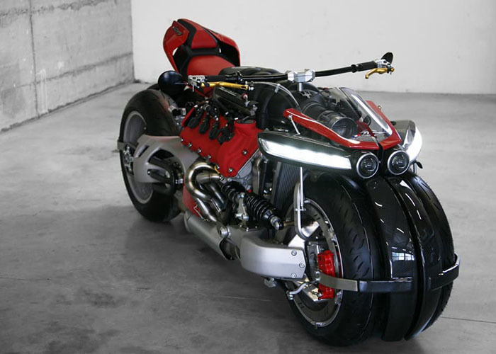 imagen 2 de Cuatro ruedas y 470 Cv de motor Maserati V8 para una moto como un relámpago.