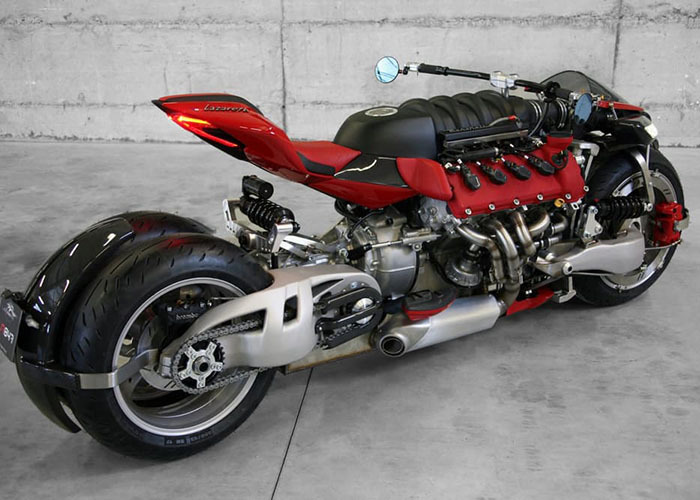 imagen 8 de Cuatro ruedas y 470 Cv de motor Maserati V8 para una moto como un relámpago.