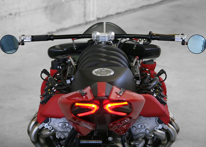 imagen 9 de Cuatro ruedas y 470 Cv de motor Maserati V8 para una moto como un relámpago.