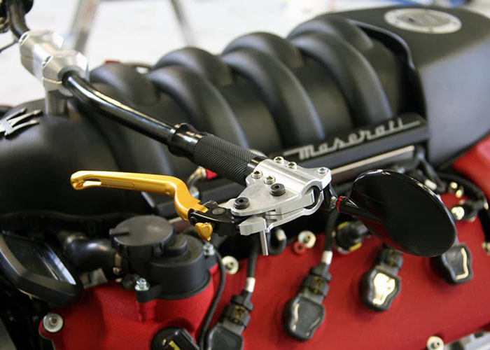 imagen 10 de Cuatro ruedas y 470 Cv de motor Maserati V8 para una moto como un relámpago.