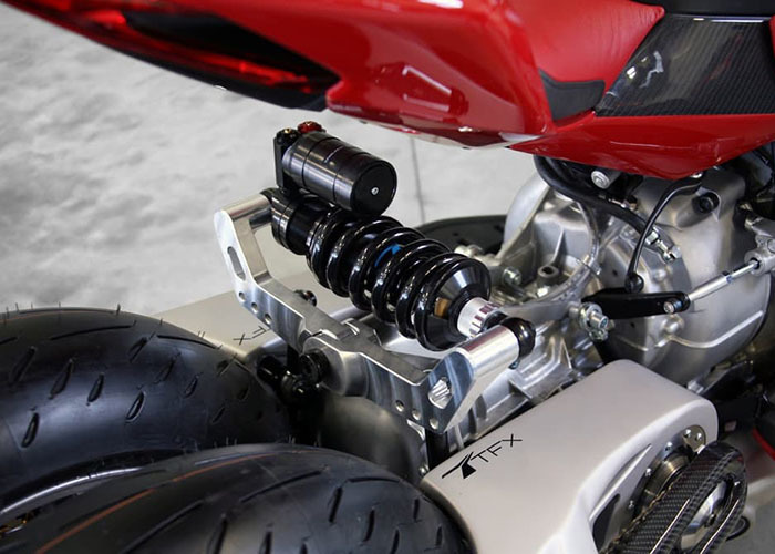 imagen 11 de Cuatro ruedas y 470 Cv de motor Maserati V8 para una moto como un relámpago.