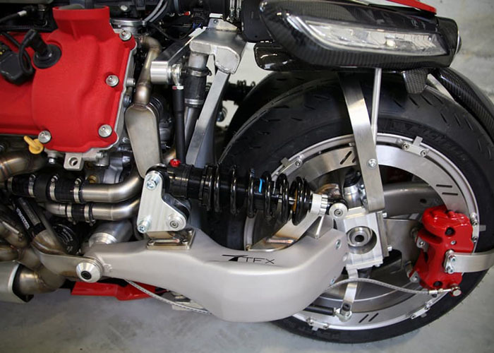 imagen 12 de Cuatro ruedas y 470 Cv de motor Maserati V8 para una moto como un relámpago.