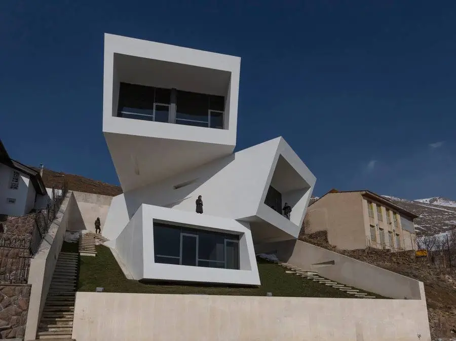 imagen 2 de Mosha House, la bella casa desestructurada.