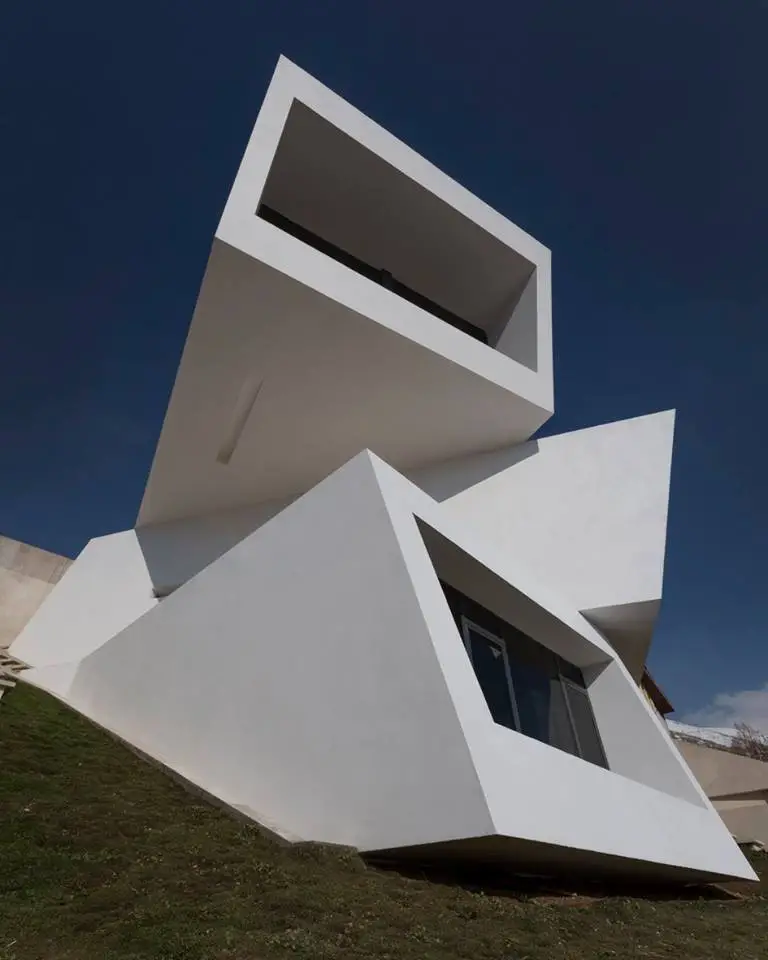 imagen 3 de Mosha House, la bella casa desestructurada.