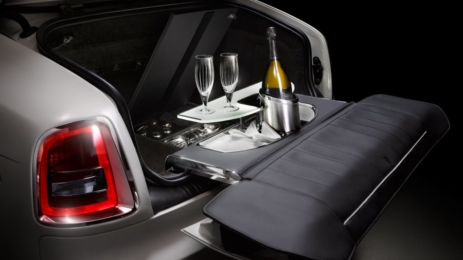 imagen 2 de Phantom Zenith Collection: un Rolls-Royce y una copa de champagne.