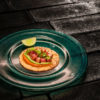 Taco de atún rojo de almadraba, salsa de chile serrano, cebolla enchipotlada y limón verde.