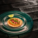 Taco de atún rojo de almadraba, salsa de chile serrano, cebolla enchipotlada y limón verde.