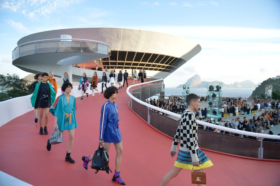 imagen 76 de Vuitton y Niemeyer compiten en audacia.