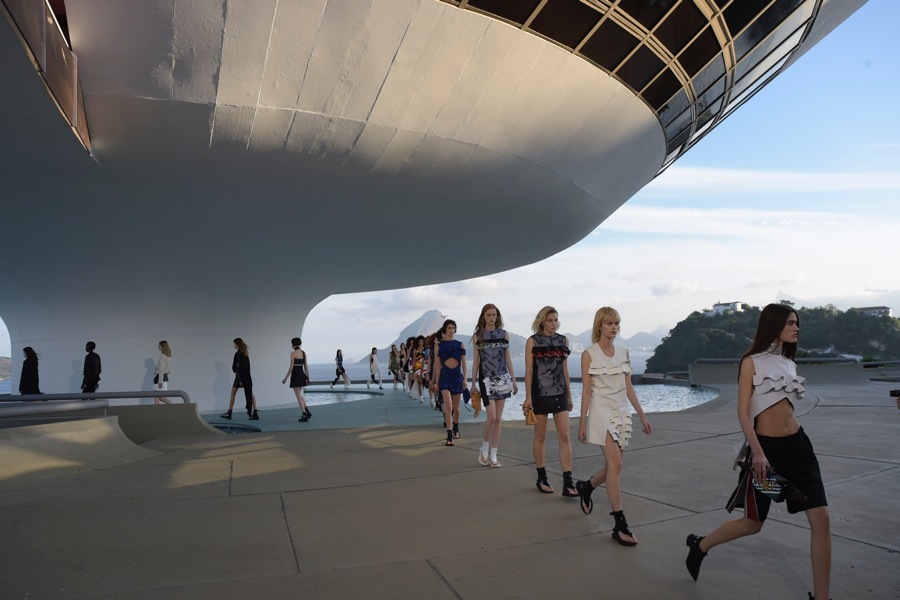 imagen 77 de Vuitton y Niemeyer compiten en audacia.