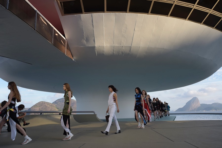 imagen 79 de Vuitton y Niemeyer compiten en audacia.