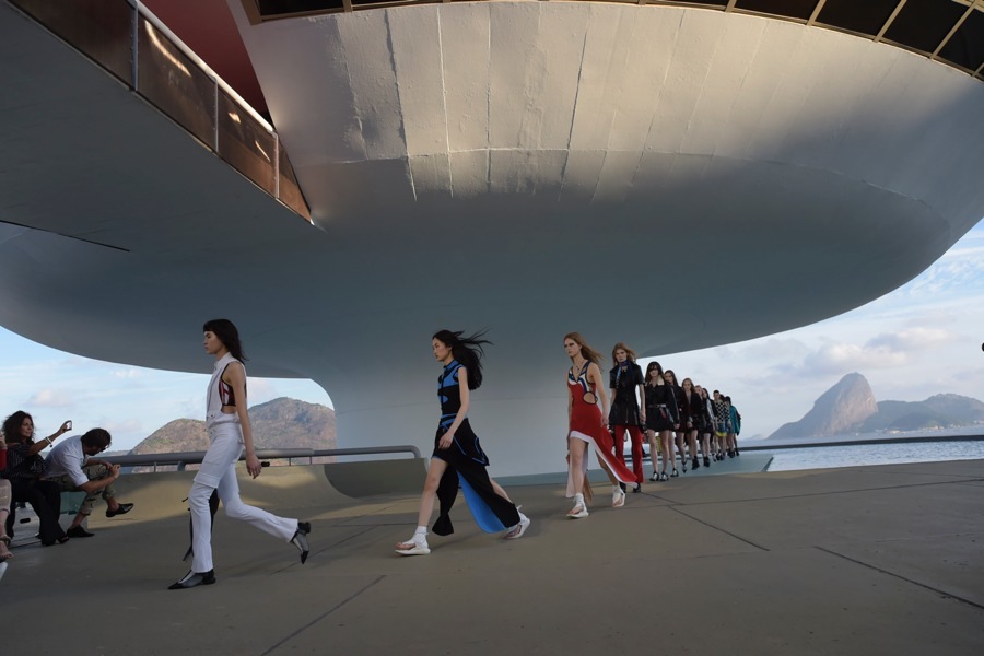 imagen 80 de Vuitton y Niemeyer compiten en audacia.
