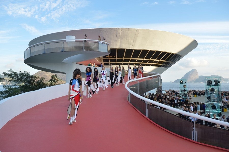 imagen 84 de Vuitton y Niemeyer compiten en audacia.