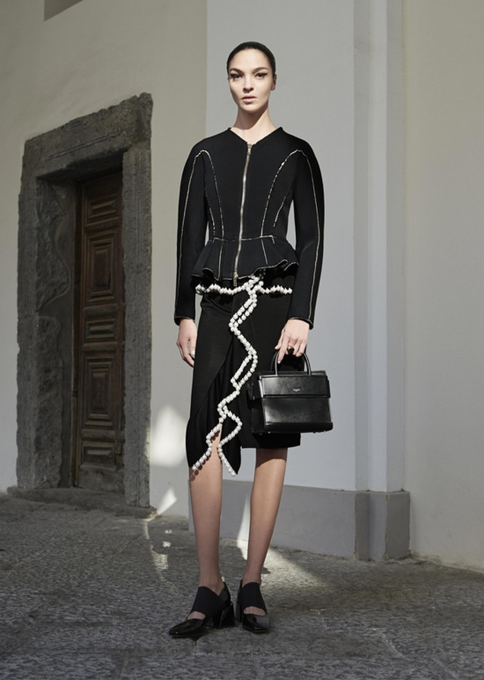 imagen 6 de Givenchy en dos partes: Una calle de Nápoles y Bella Hadid frente a un decorado.
