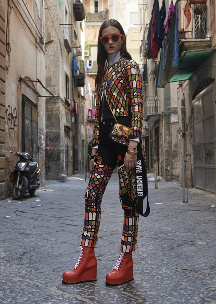 imagen 16 de Givenchy en dos partes: Una calle de Nápoles y Bella Hadid frente a un decorado.
