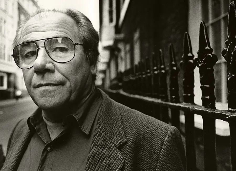 La necesidad de hablar, incluso si uno no tiene nada que decir, se vuelve más acuciante cuando uno no tiene nada que decir, así como la voluntad de vivir se hace más urgente cuando la vida ha perdido su significado.