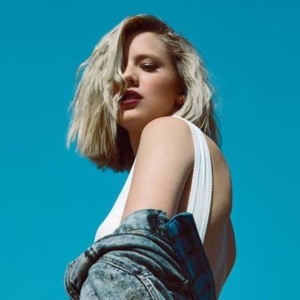 La joven cantante noruega Dagny debuta con una divertida canción.